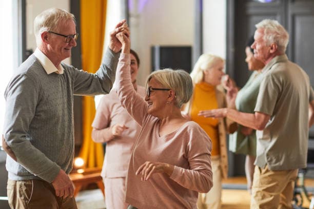 personas mayores disfrutando los beneficios del baile